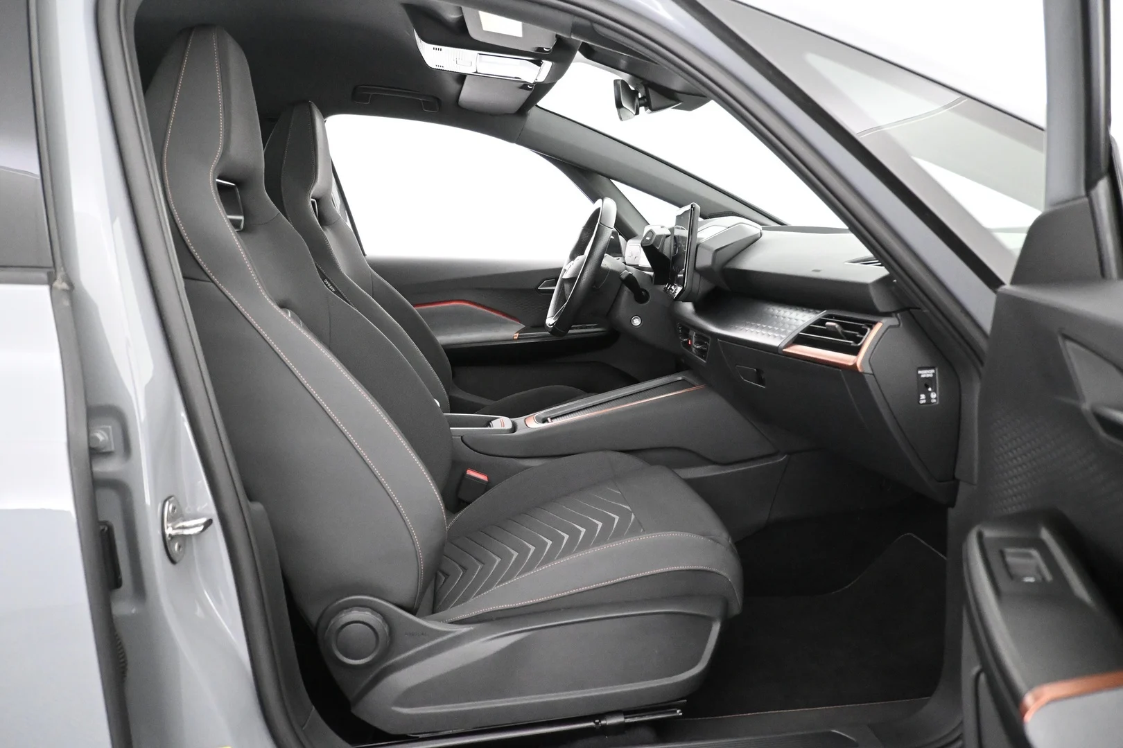 Car Image - 2iZLuVenobhca79rTjjUND
