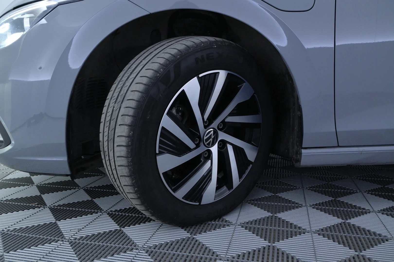 Car Image - 16uVDu3JnCeMyEd1AKSDve