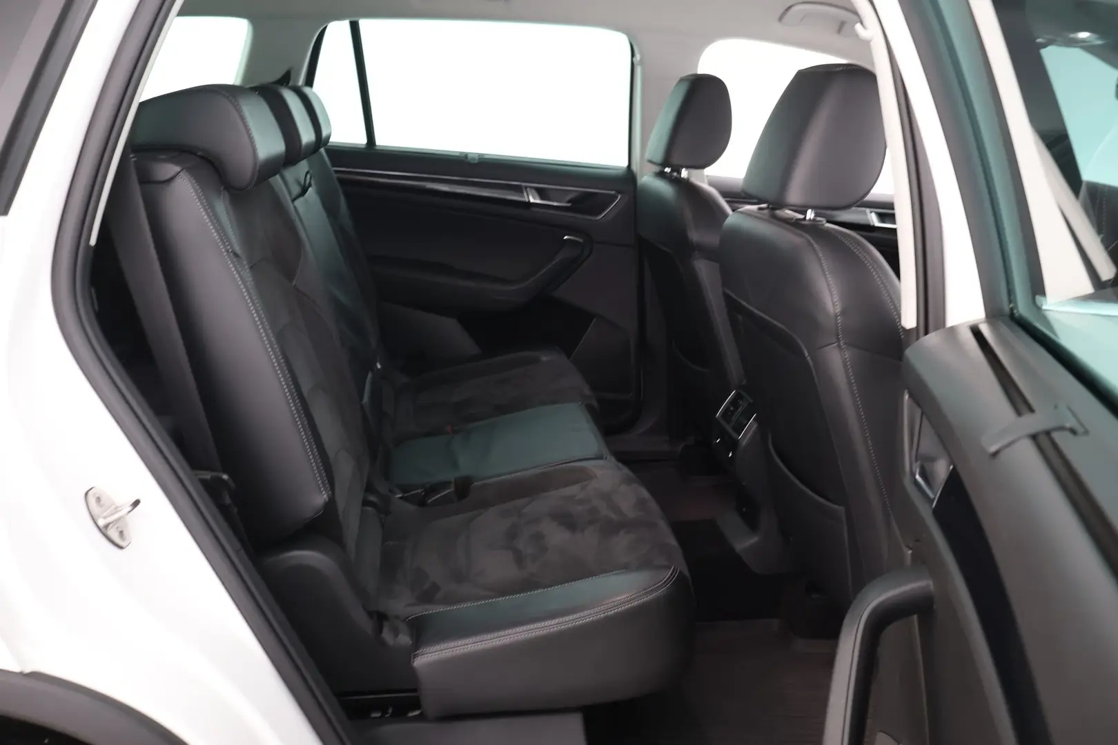 Car Image - 2b6kBY70QkFXrlary0dVQG