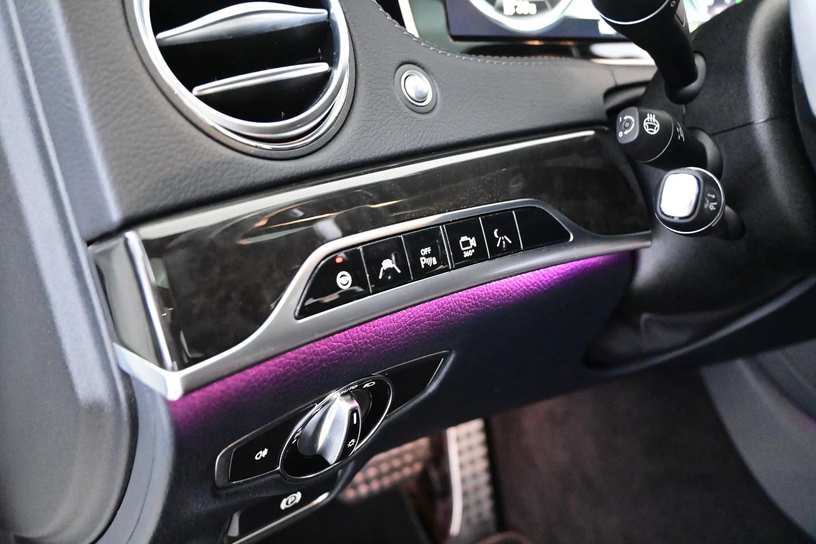 Car Image - 4c4jE64fY05p7G6Xi4DfGB