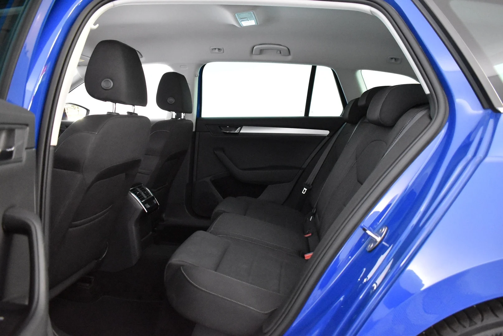 Car Image - 2RnB2iiVZbv3fvqbStzKTg