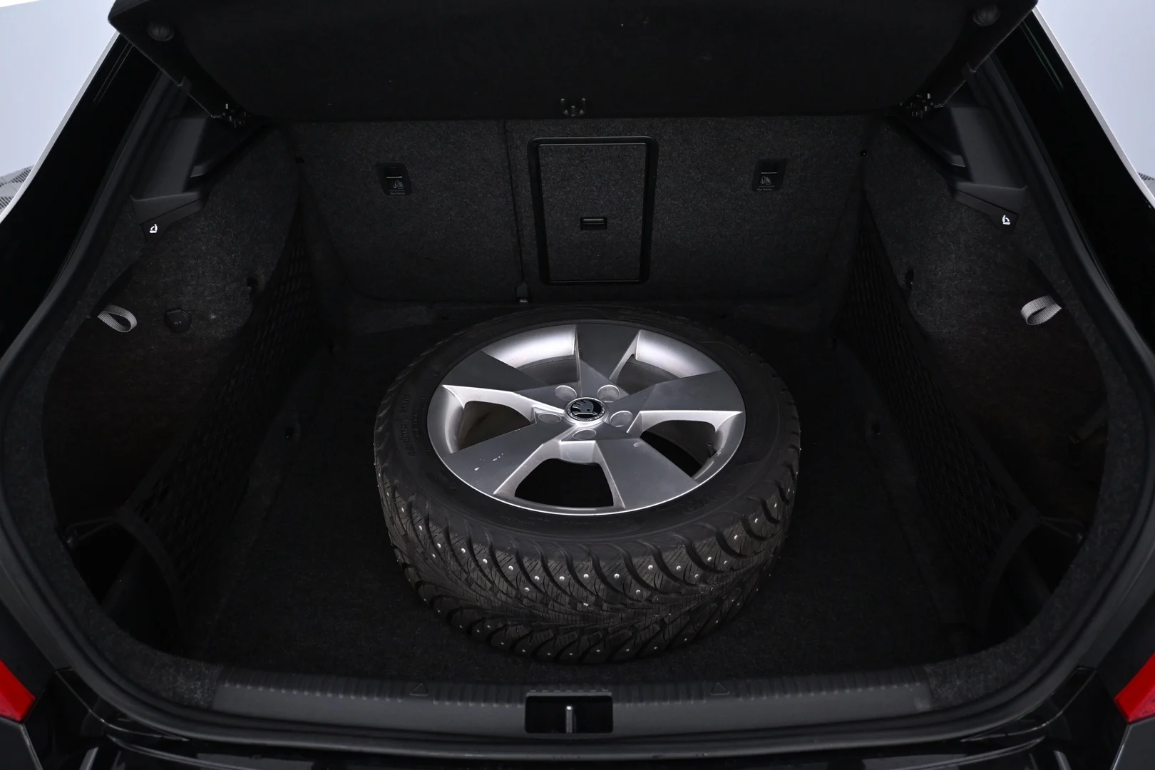 Car Image - 5FqOdjkRpViTDhv3EyY7Av