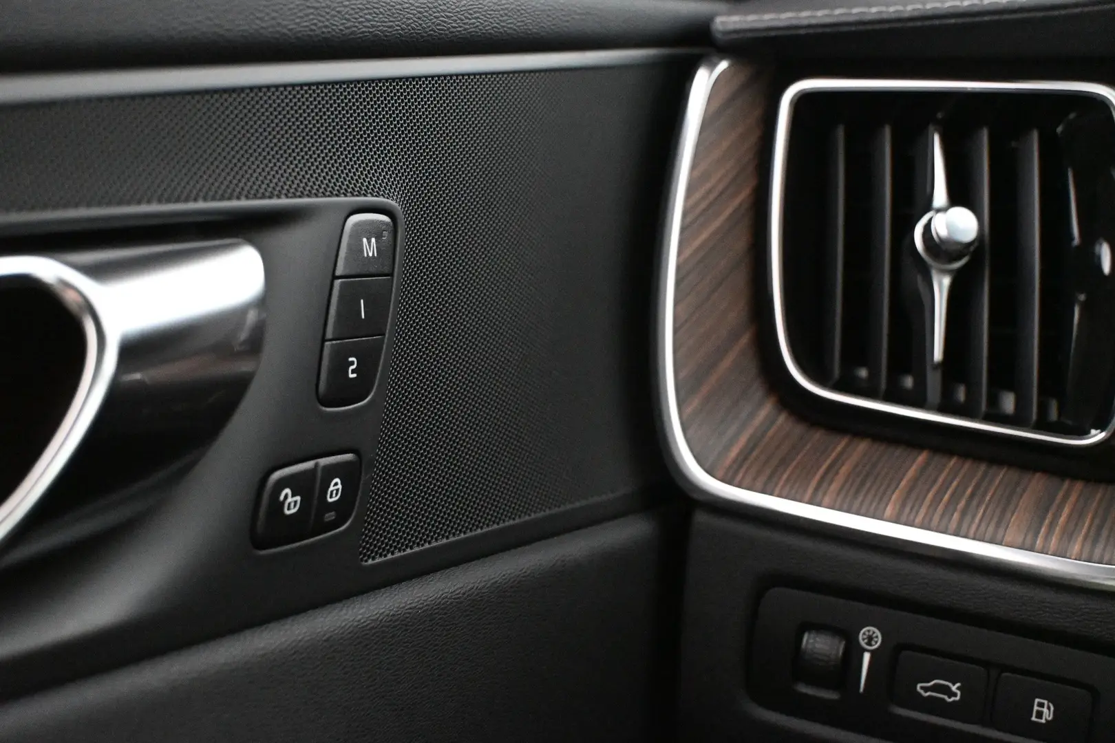 Car Image - 1MlQn8DsFCXD1x4hMzlZZk