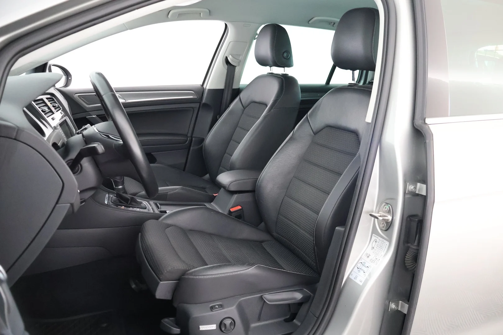 Car Image - 1cHYT8e6y5jBoSBAqwKiIF