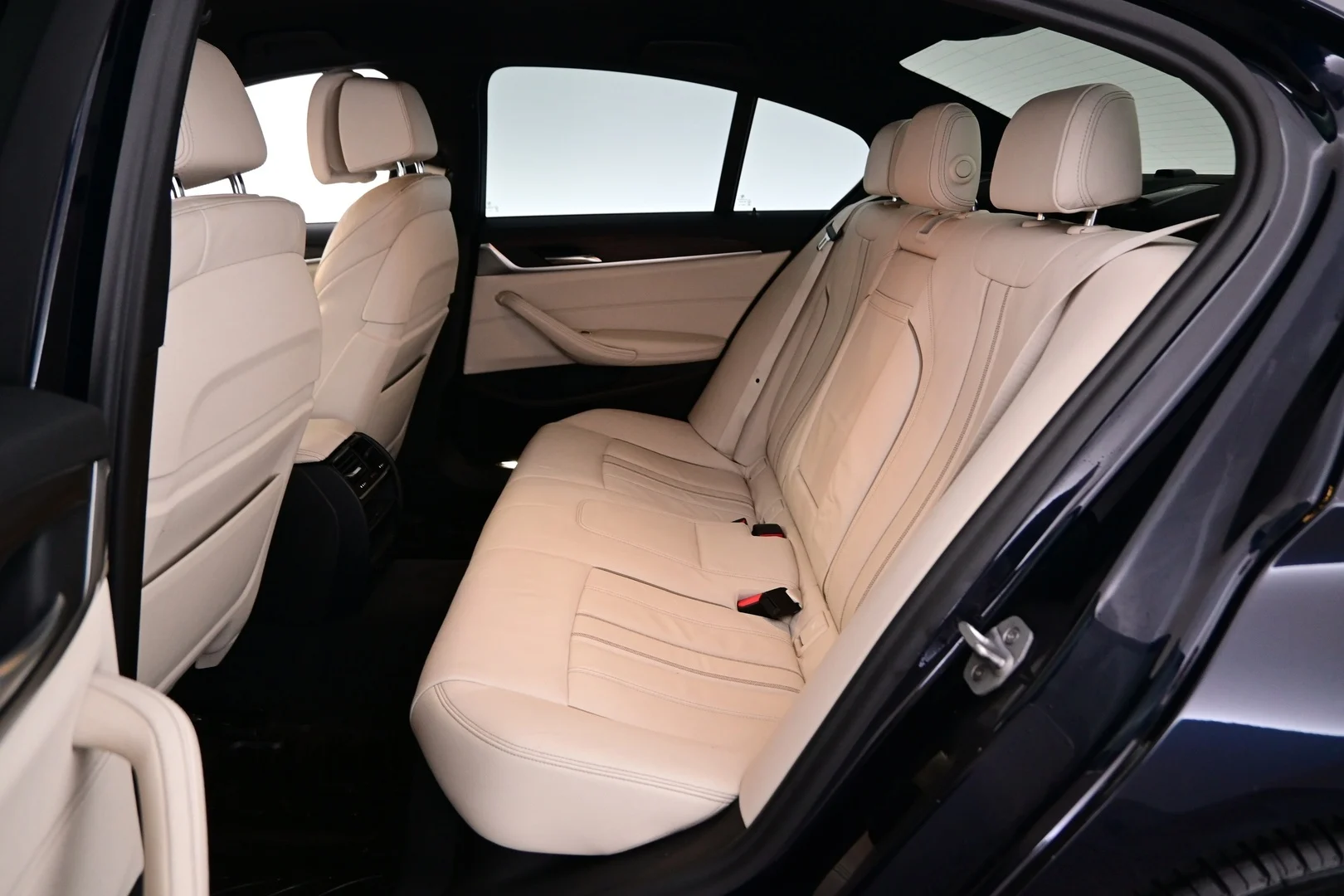 Car Image - 7iP7ZFFhs1rfljZx03UUW2