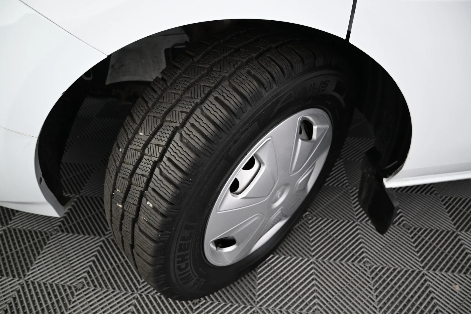 Car Image - 6TUemu2YPRcNSKUl0LY8O5