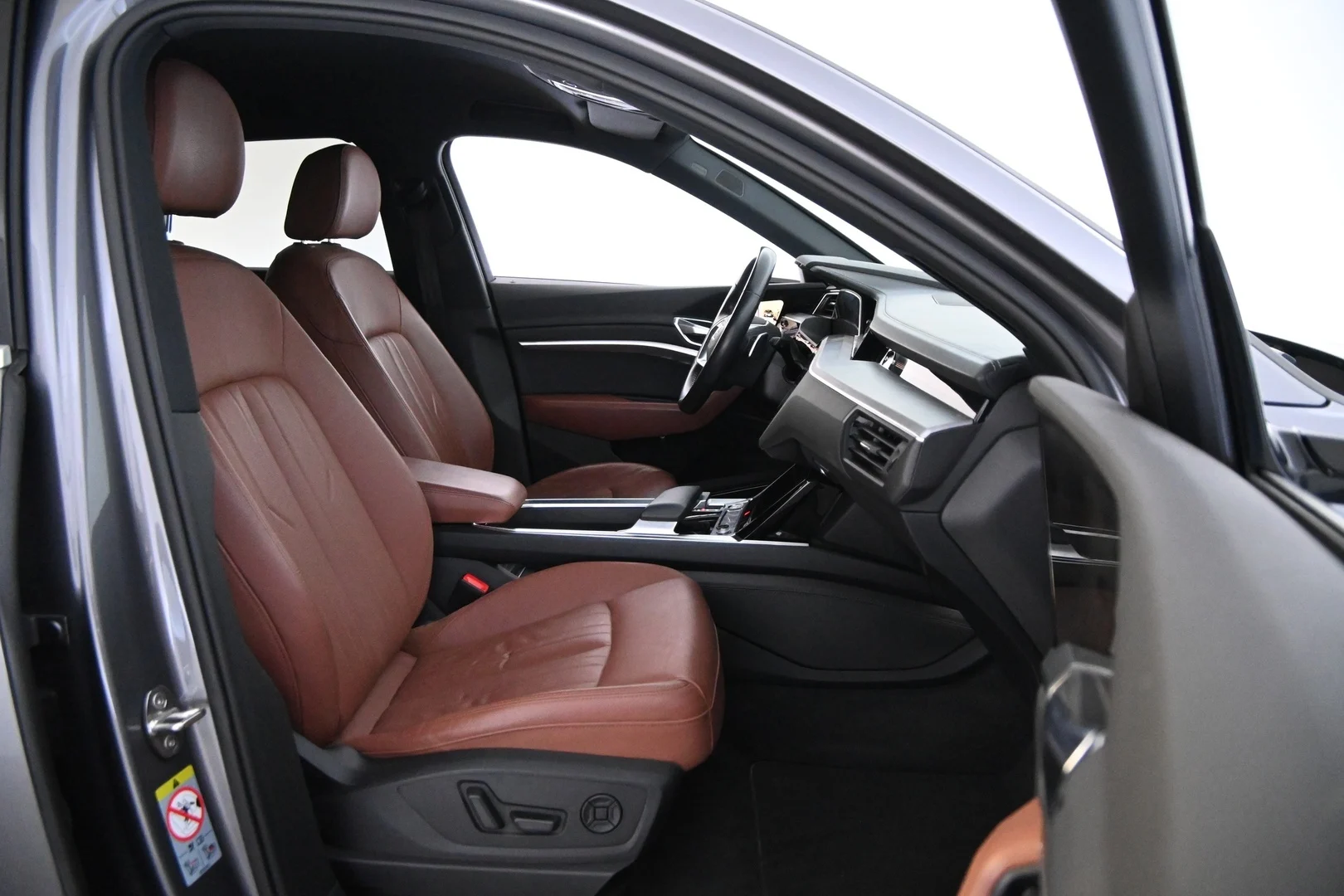 Car Image - 79pnkgPbSCuFjb7g3yoYBN