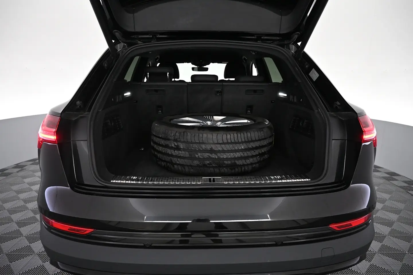 Car Image - 2LU8zTURWrBpoe0tWrrnM1