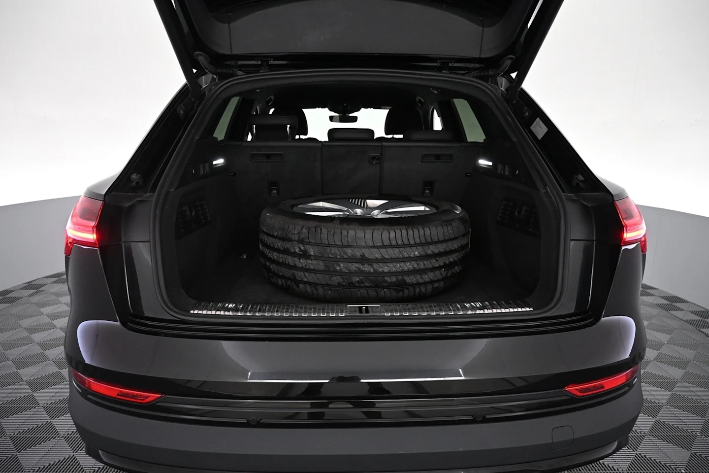 Car Image - 2LU8zTURWrBpoe0tWrrnM1