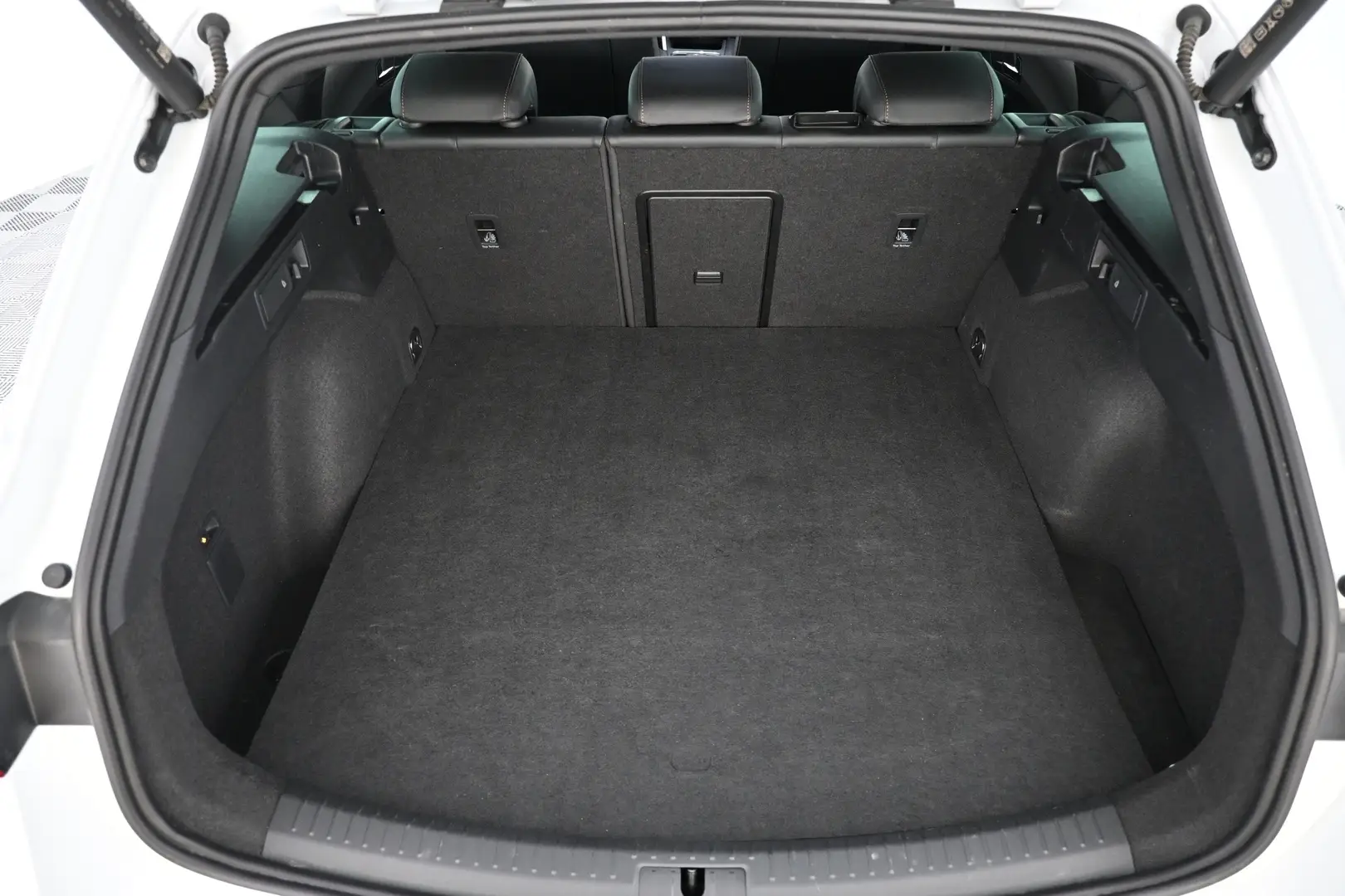 Car Image - 6qUmPknYV8RbM7Ee1X80BK