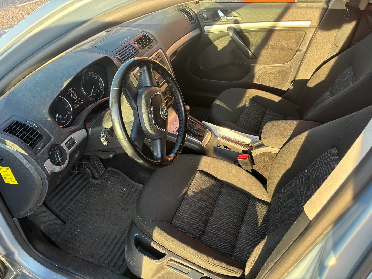 Car Image - EumY42AeTOlJBVPdt2tTN