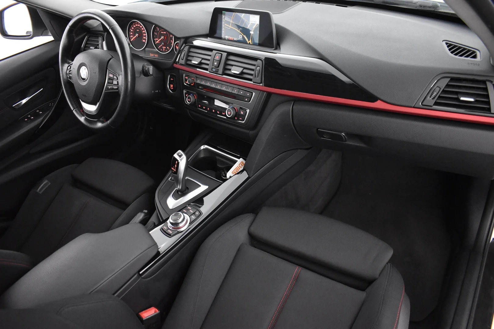 Car Image - 18Pw77XRT5QOLdeS0y6s7X