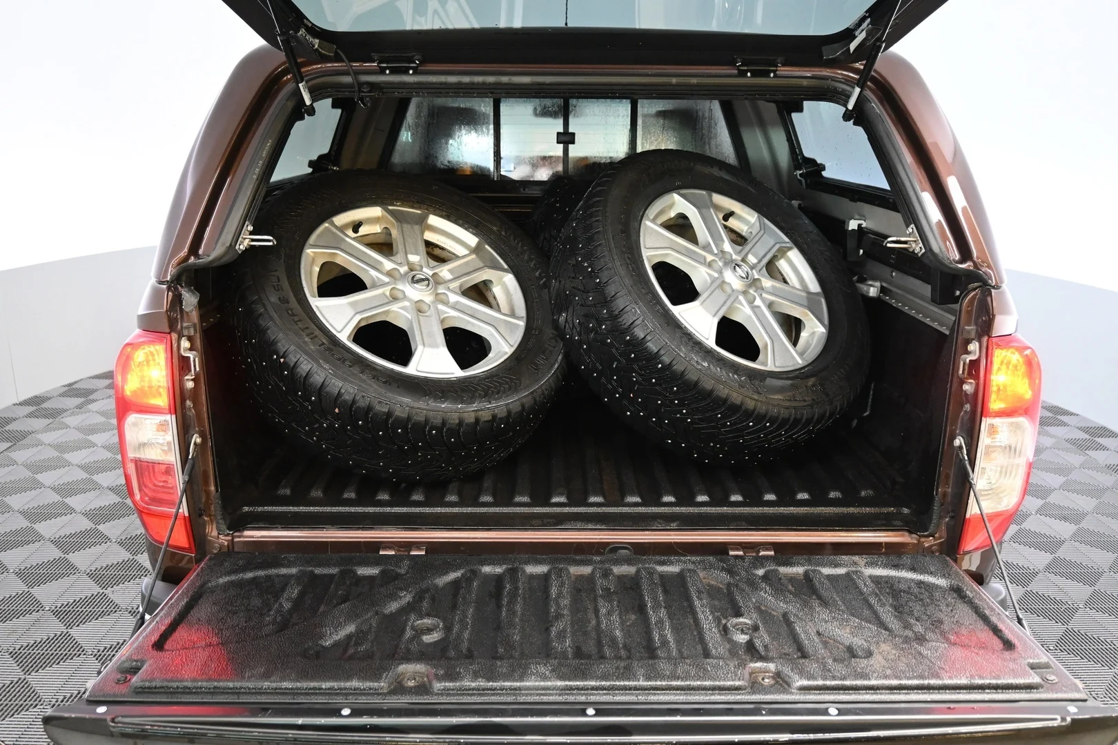 Car Image - 6PgDInTM8KHSBJ18tMQwr9