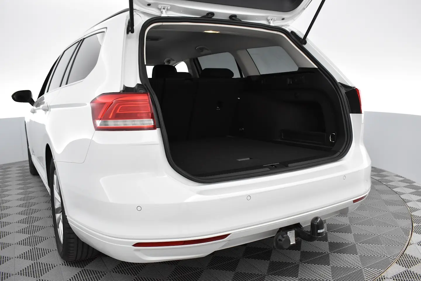Car Image - xeNeqONuDRp5BkaNrEHwR