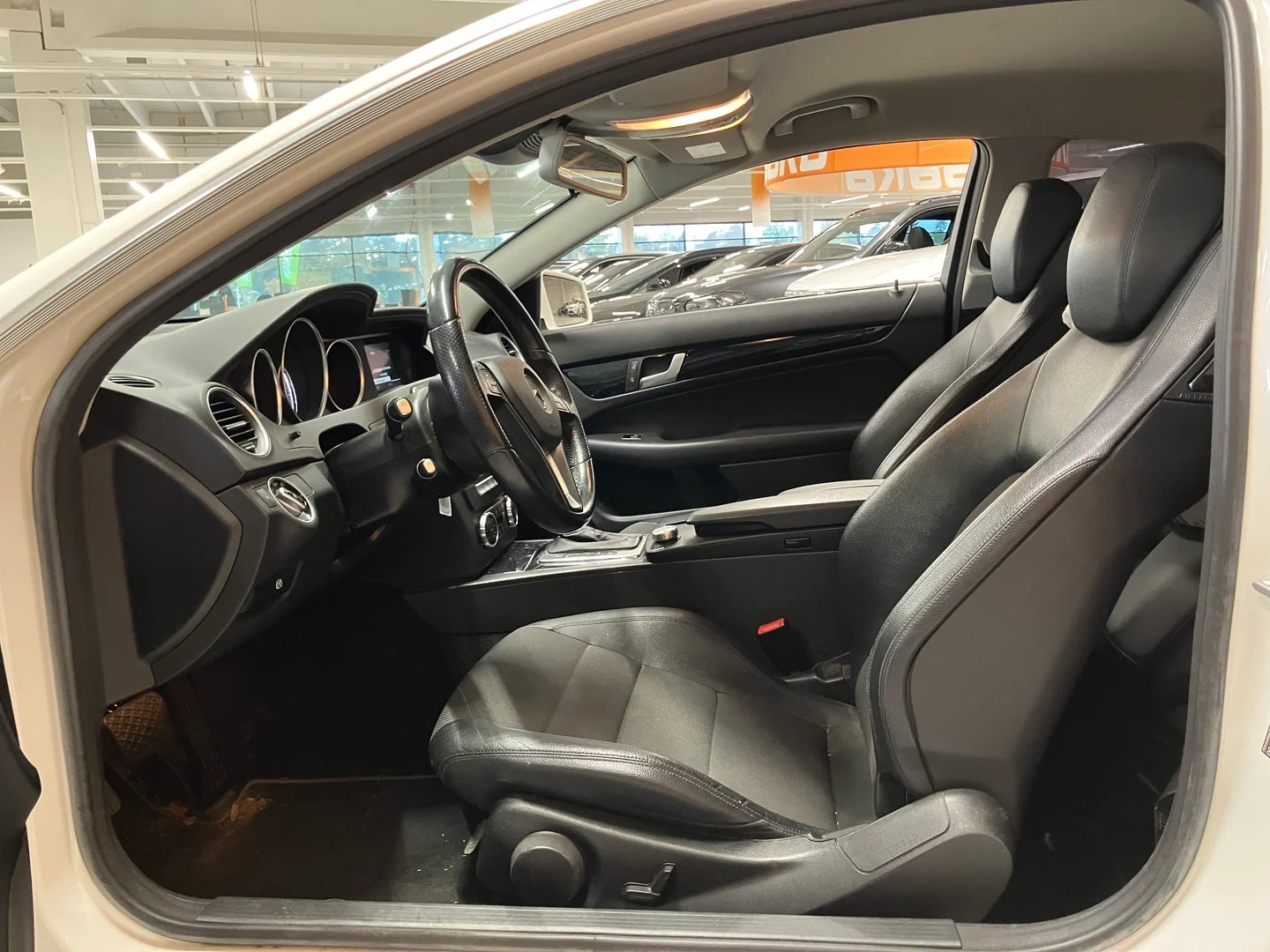 Car Image - EAkPd0qhx4gAwRq6rJtTH