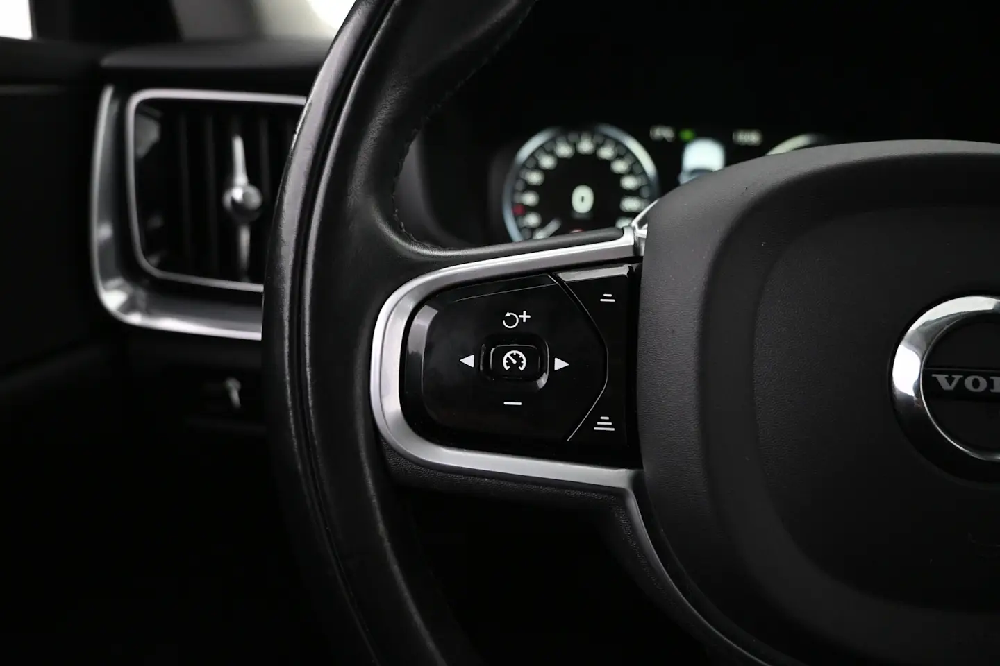 Car Image - 3UXY5NHxQBB8qnZgdzFb1w
