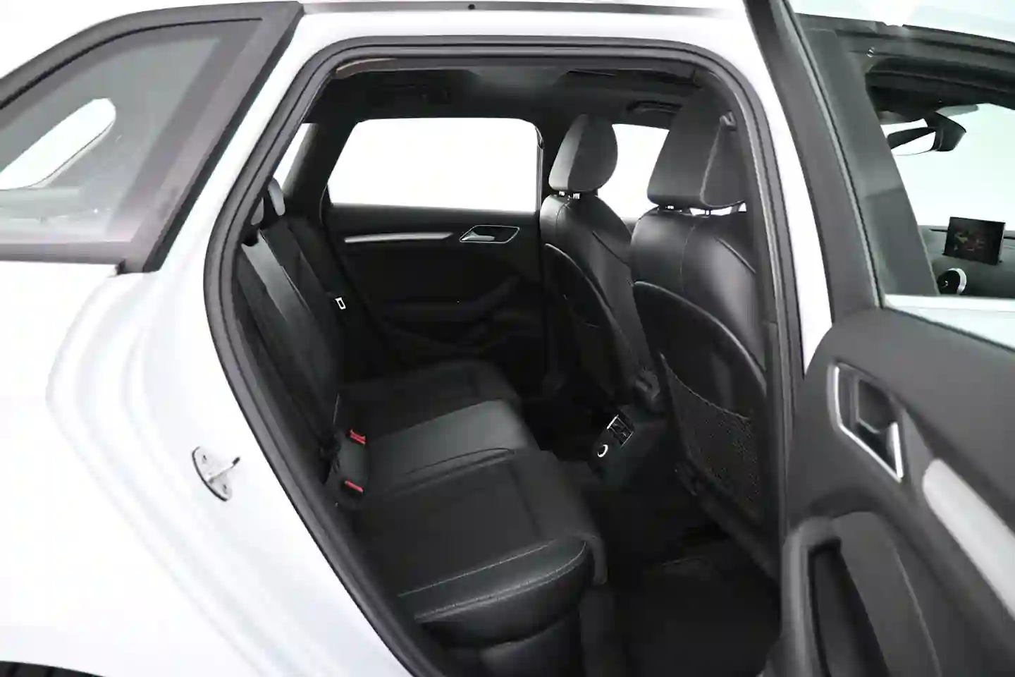 Car Image - Dhq3VjHE156xrsckq7XfK