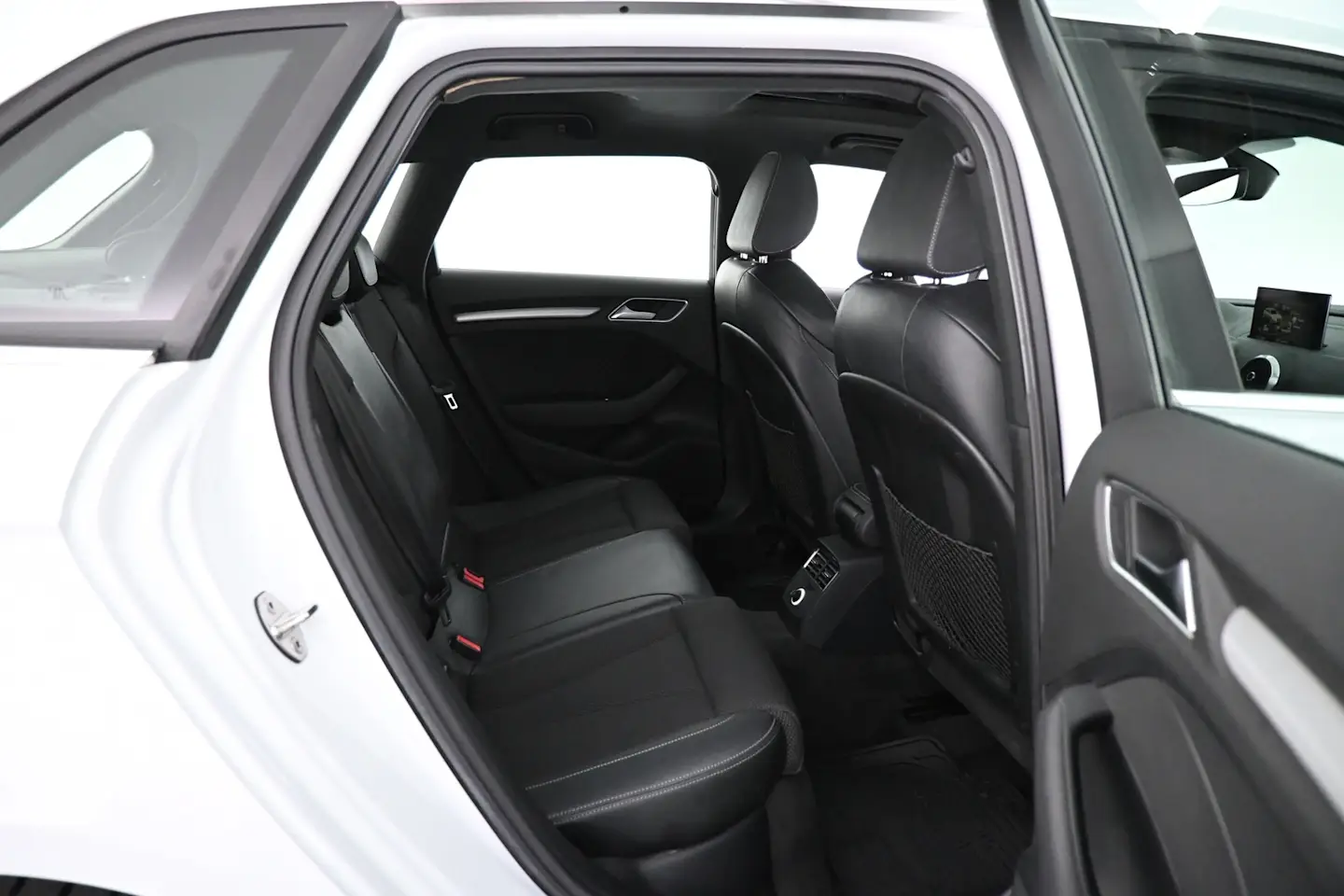 Car Image - Dhq3VjHE156xrsckq7XfK