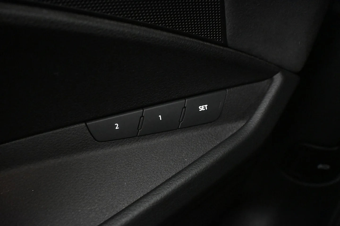 Car Image - qCFw3IG80JzlBlsNaRP2e