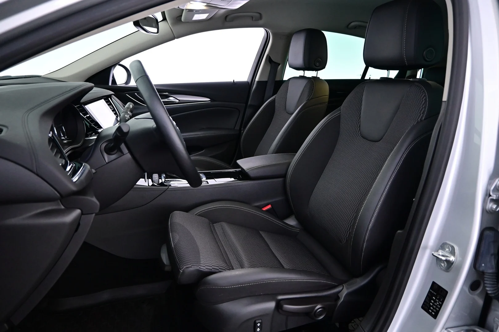 Car Image - oUb8DVvPDAJJHZJr11TzY