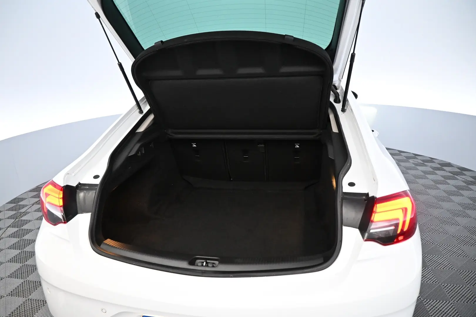 Car Image - 6MJZPX6hYf1m4eT5D9czAu