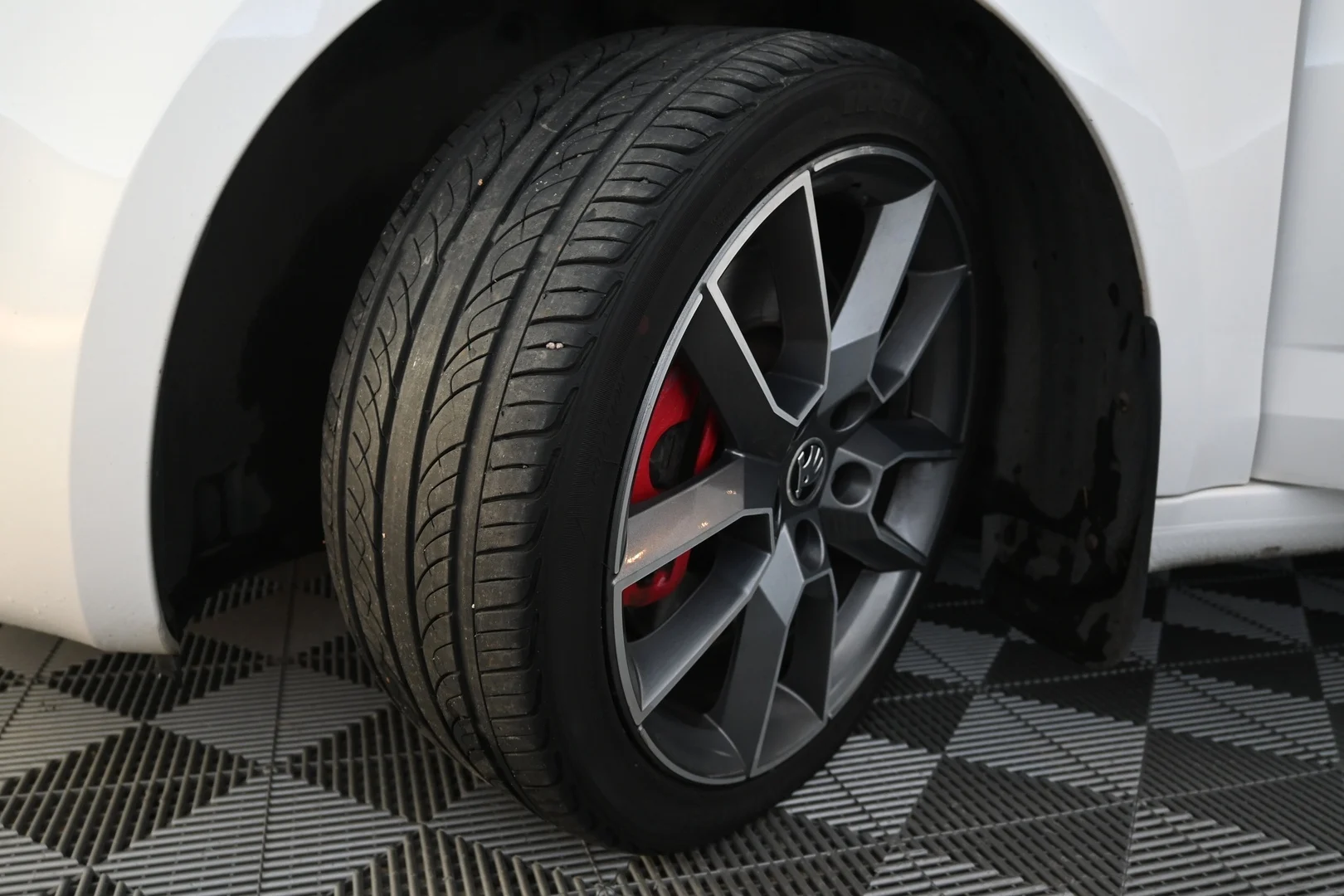 Car Image - dXYF3UzpEi1I6avoTLxot