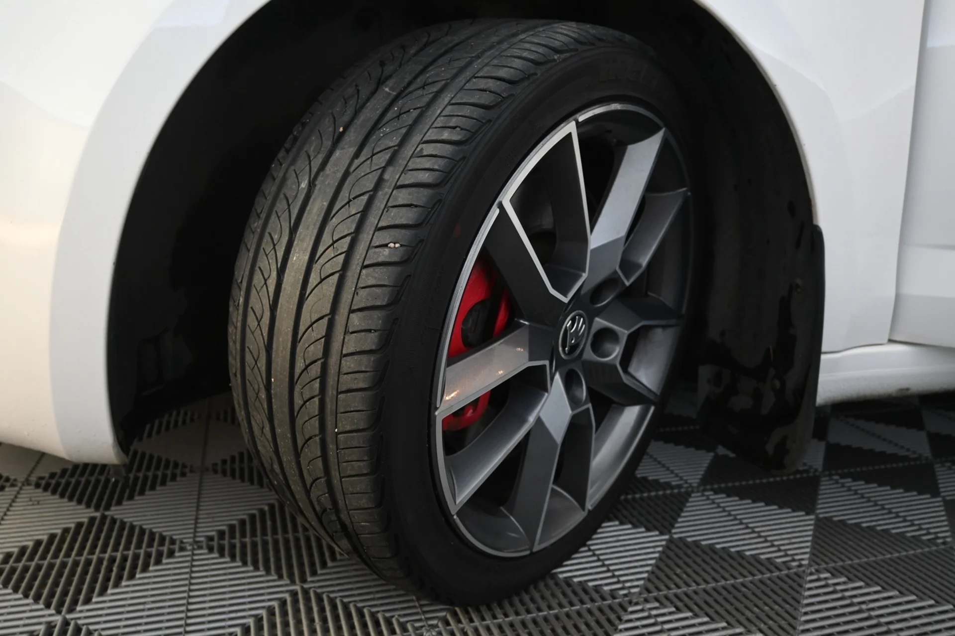 Car Image - dXYF3UzpEi1I6avoTLxot