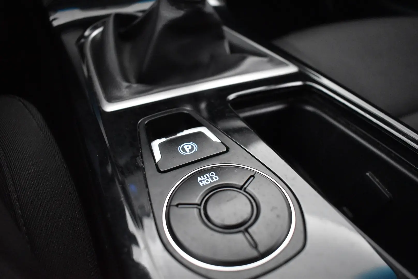 Car Image - 3Bk0uDz8ugWD73KE0cAIgG