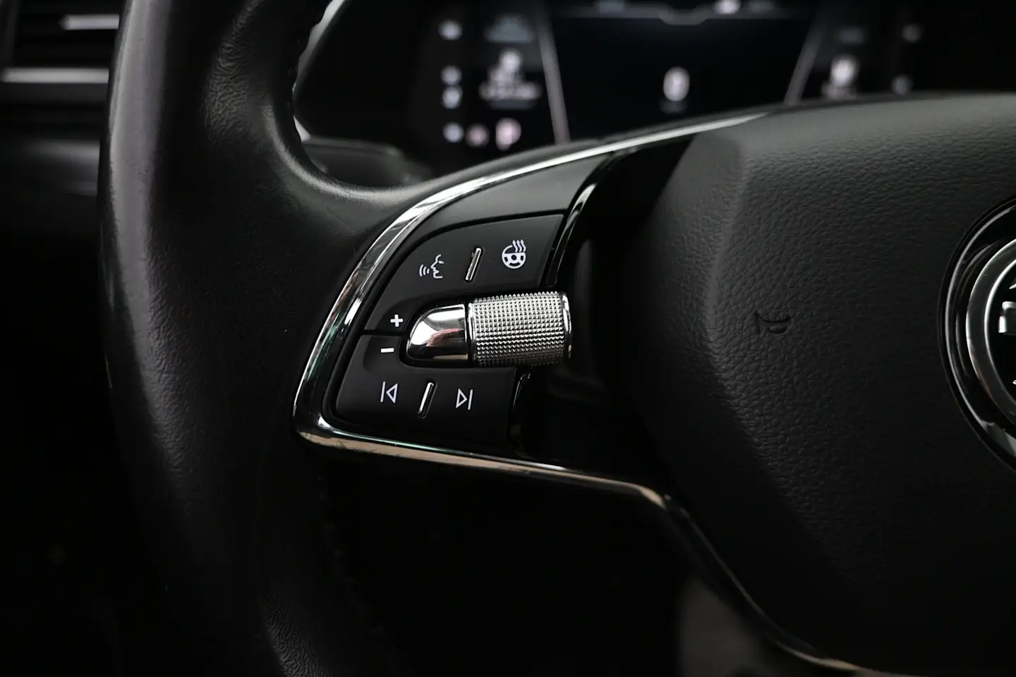 Car Image - 1hTWXRO9i0JH1CttTJJFt3
