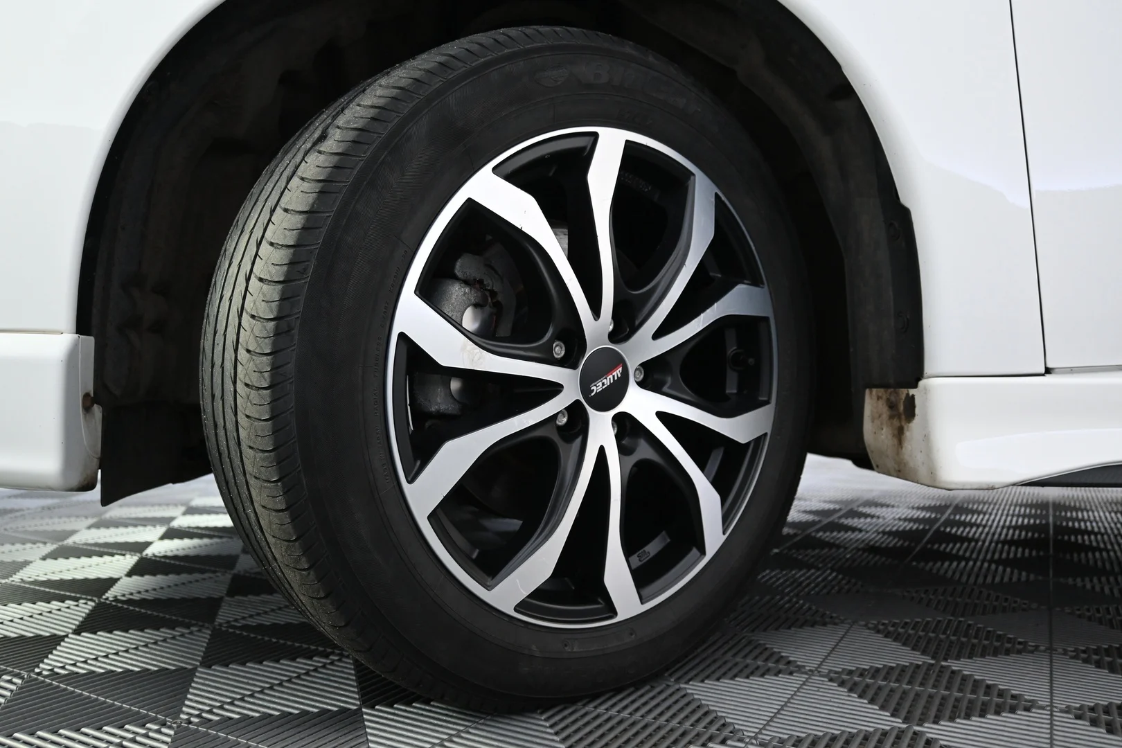 Car Image - 6thJ1tBrxWQXbhzIJNhpiP