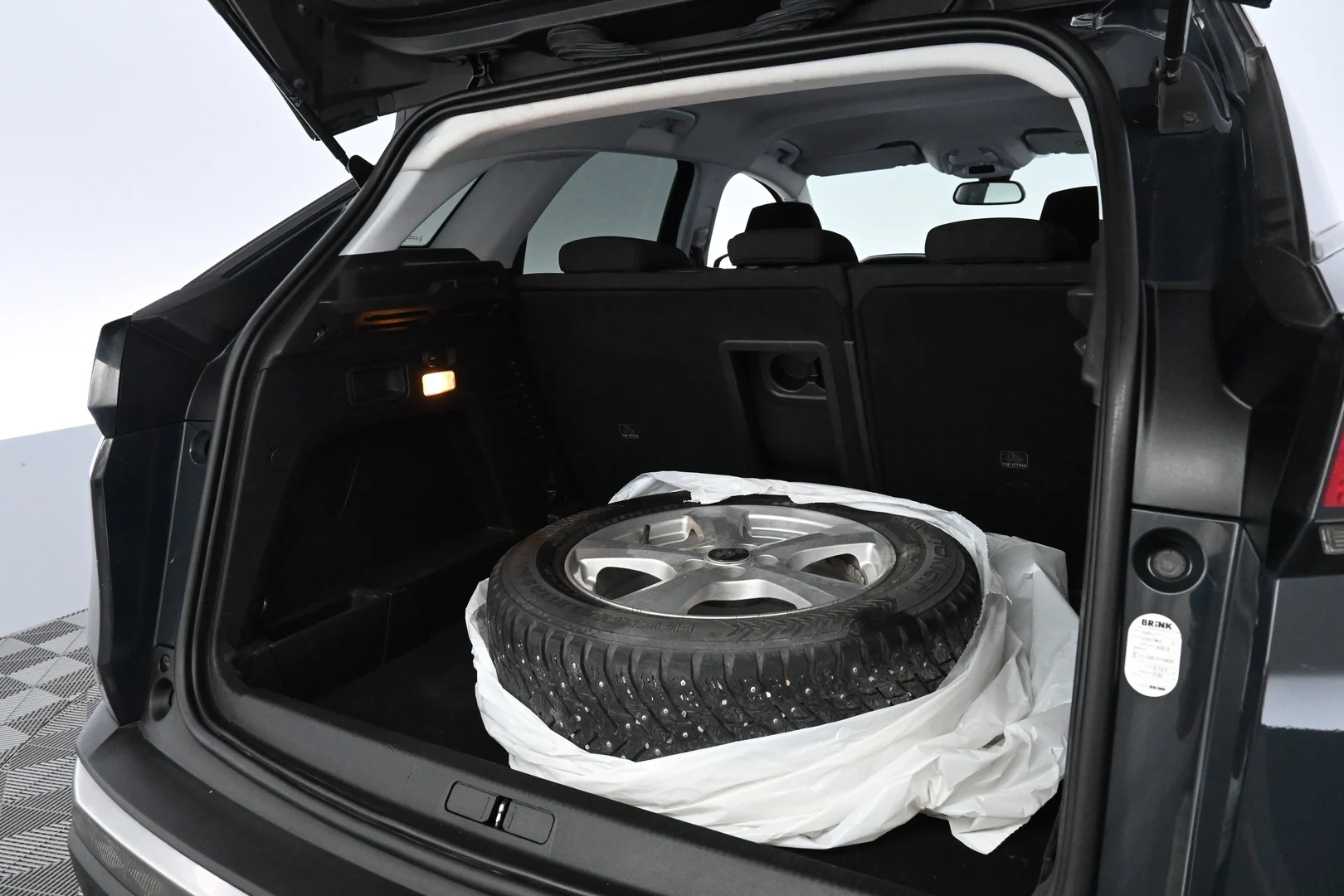 Car Image - uhUsrXrwnJyAHMLkf275H
