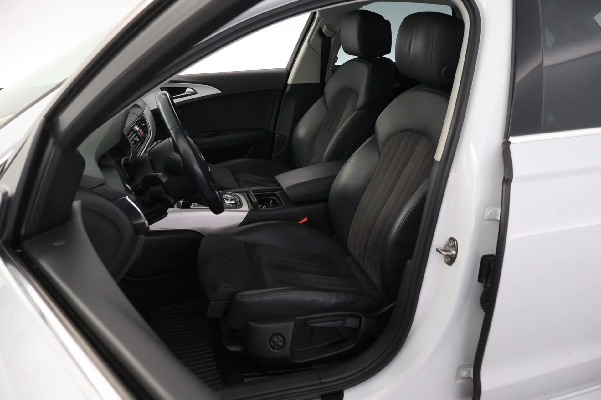 Car Image - 2v7q50pdv4KdLbf2IxBO8Z