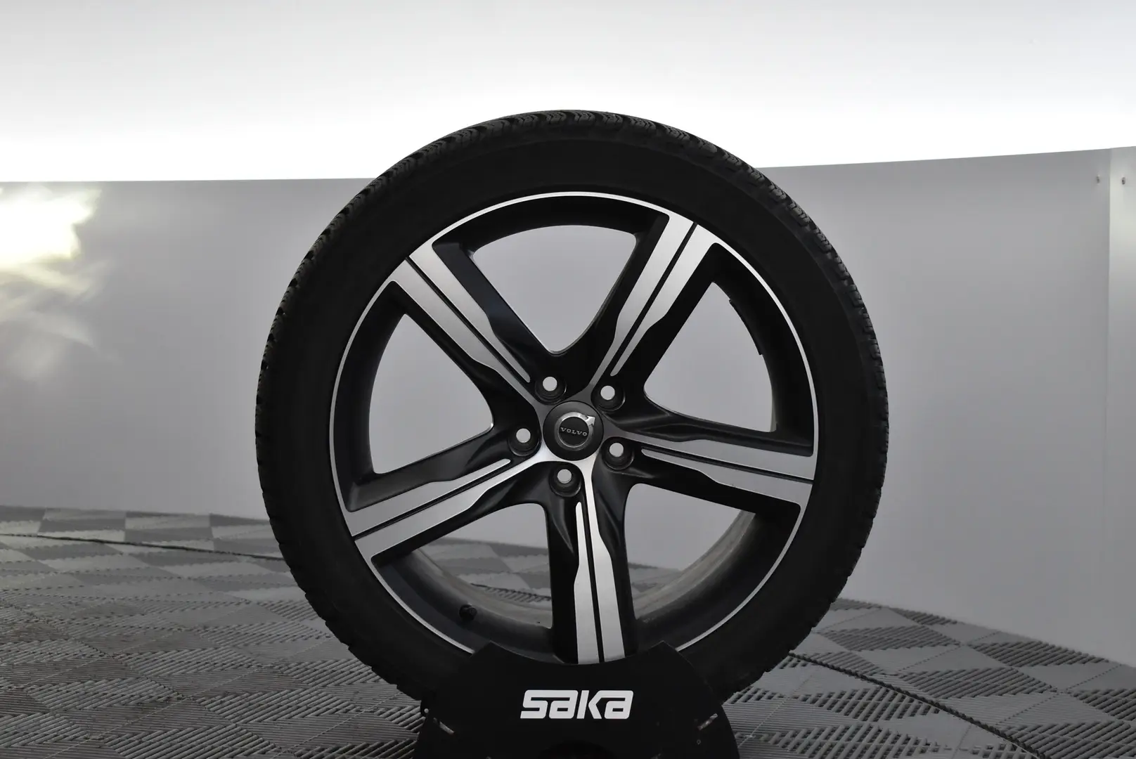 Car Image - 1e9fGs4AKUMRy7C7q8y4tz