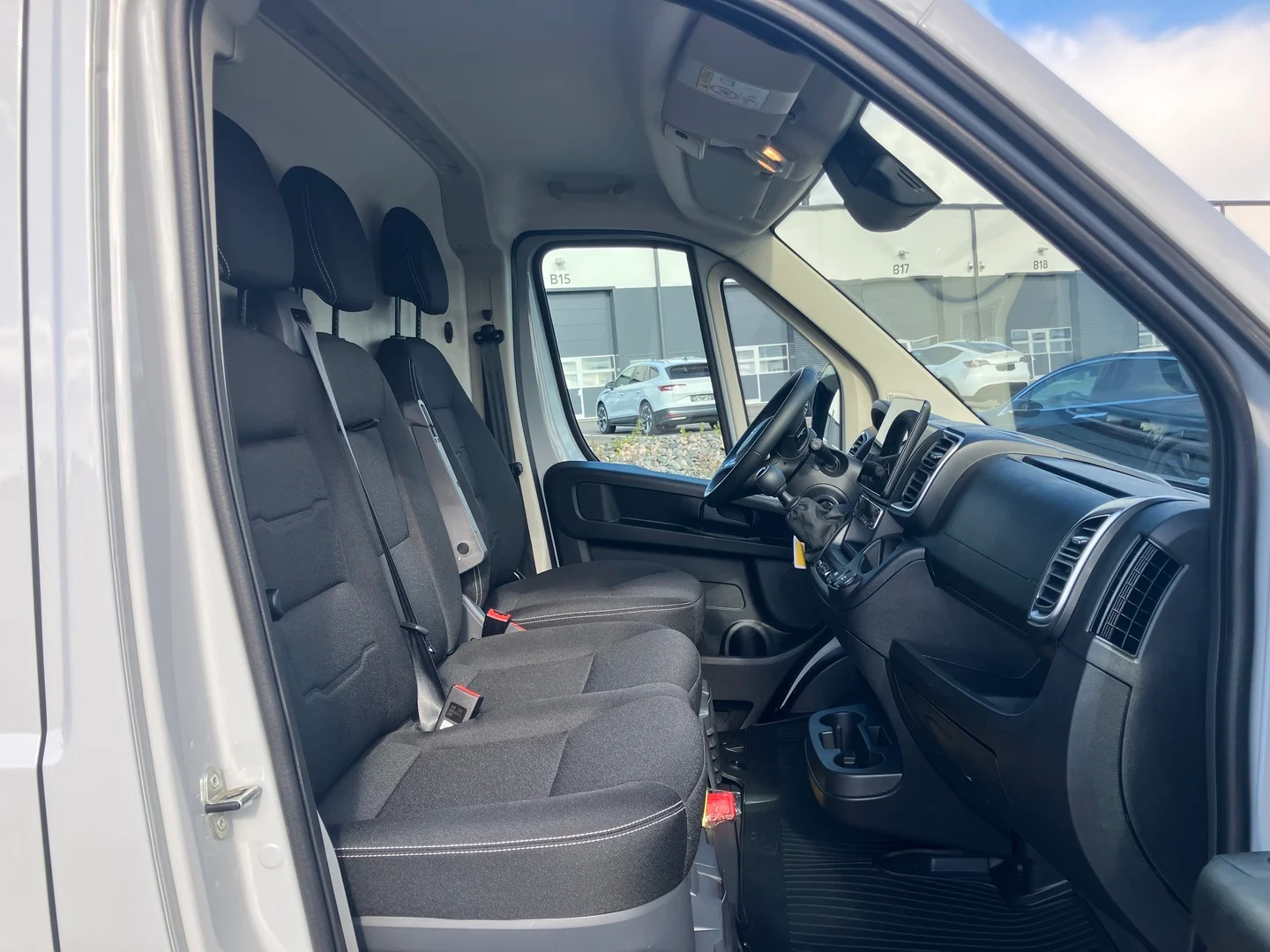 Car Image - 2jHQpaCez6eJpohoJGLy2t