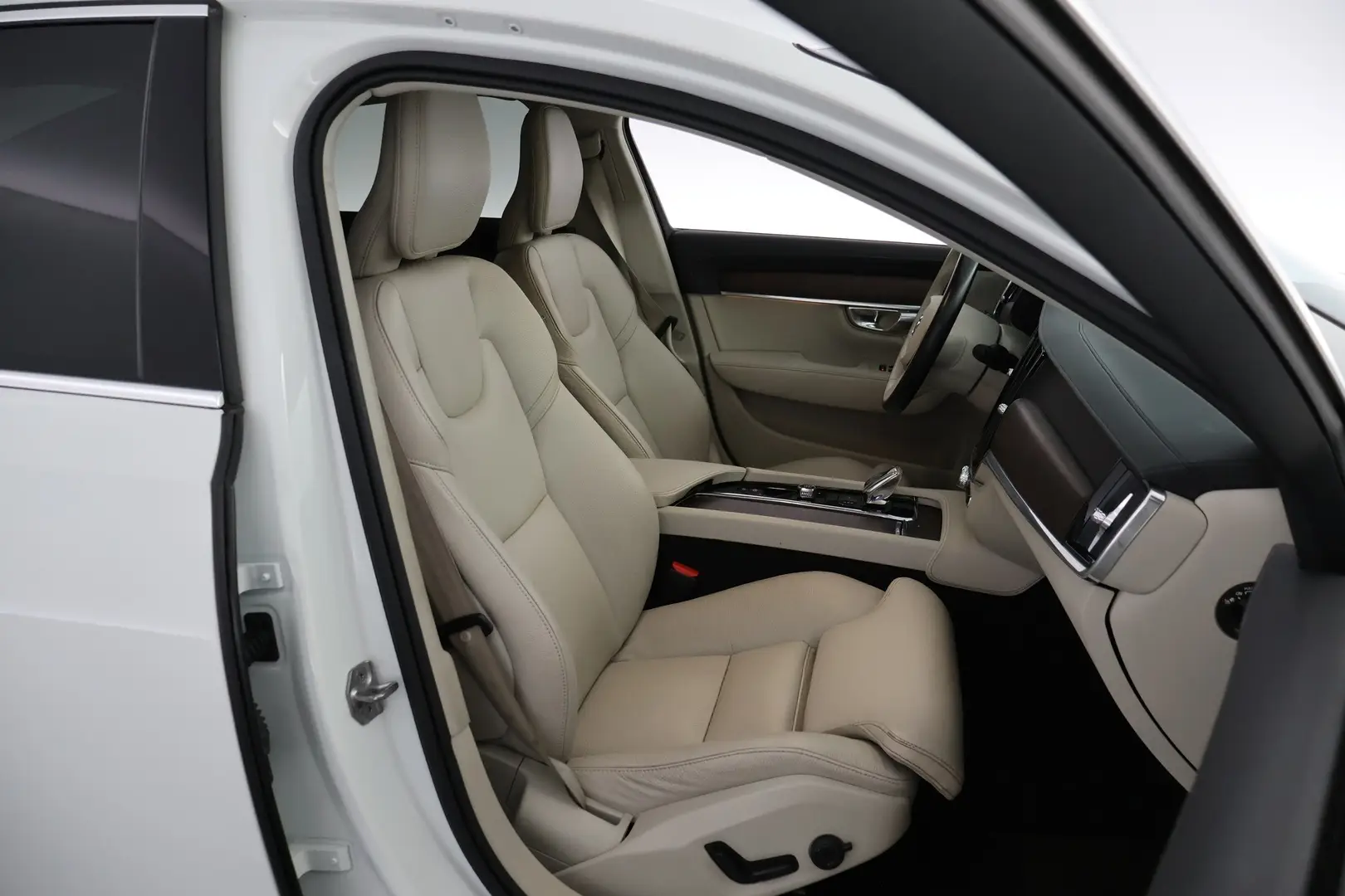 Car Image - rsrT9txfg9CElAnVdHzcE