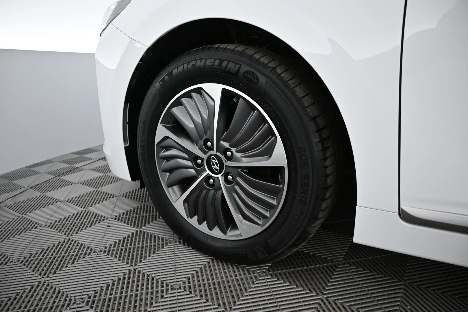 Car Image - 33sIctCa3a0nfm4K22bIgj