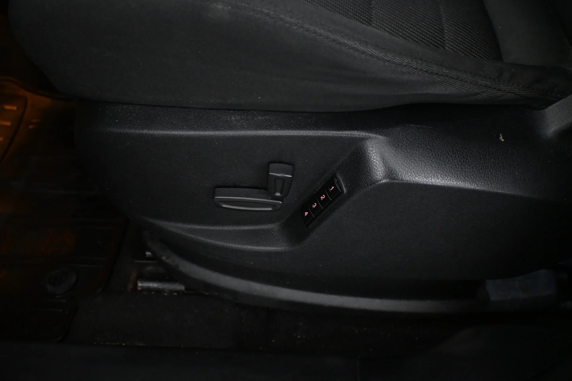 Car Image - 0j47KMCUyEObXx3jVf4Tu