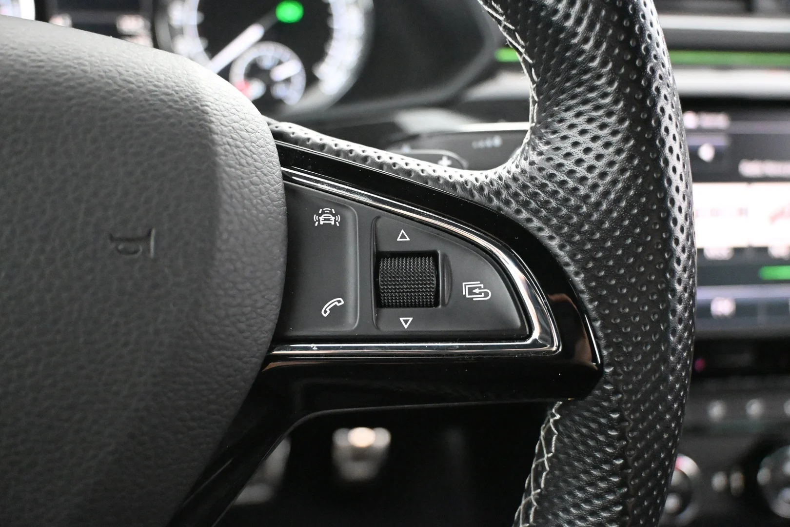 Car Image - 6T0Kne3bW5MpnZYidioFw4