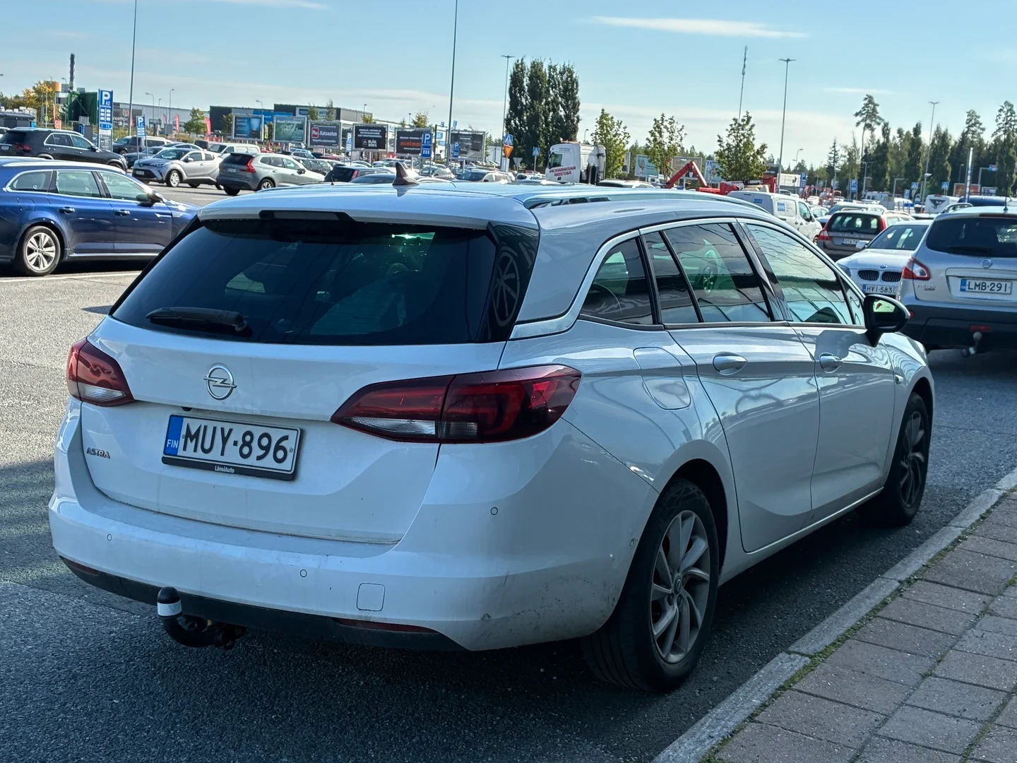 Car Image - 3R0UEXx13rMWtByf9s8rtc