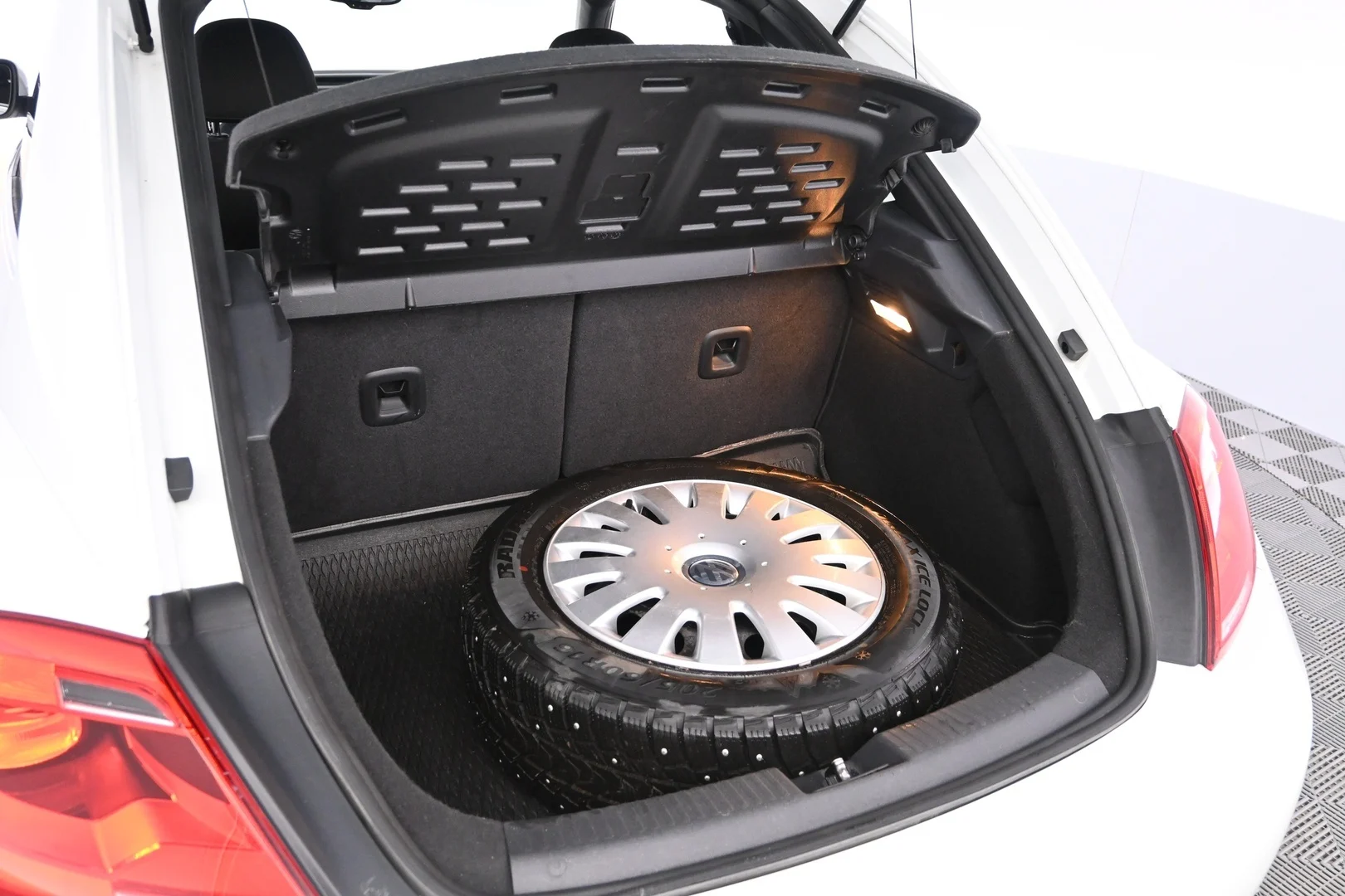 Car Image - 2rY1hAMRHXKXXssoeoayOt