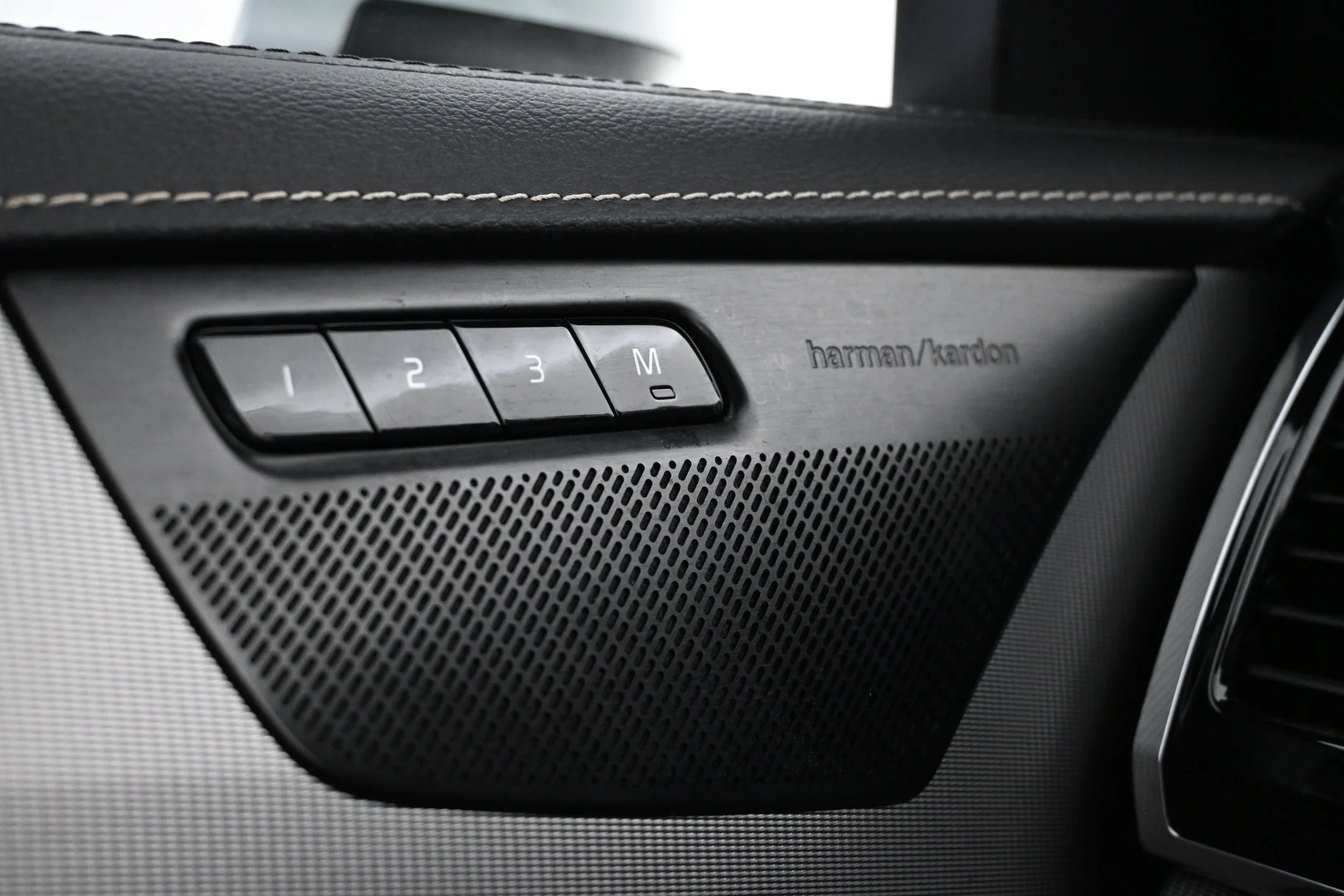 Car Image - OA0GS9tcnkzoU4BYm9eBL