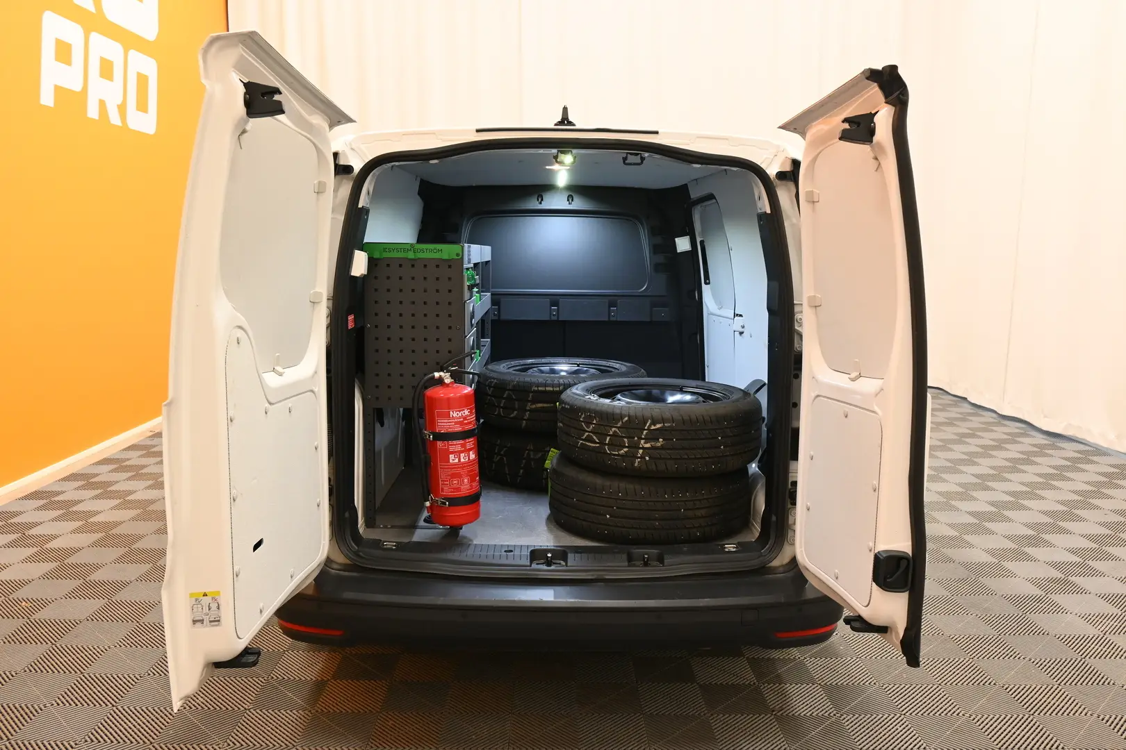 Car Image - 7hkx0H0P9CJYX2jg3IoiO1
