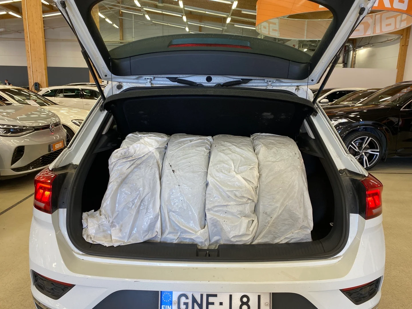 Car Image - 3wLHXfbV7f6yqM40FGIdBw