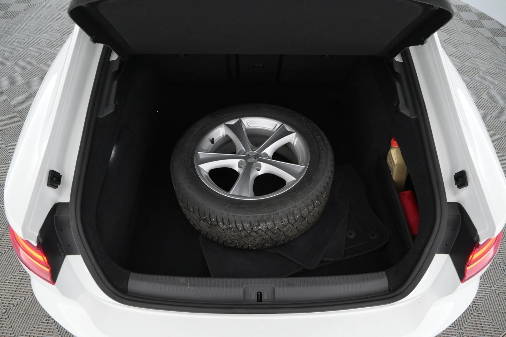 Car Image - 2uSetRmLrhgu4jQWtjDbEV