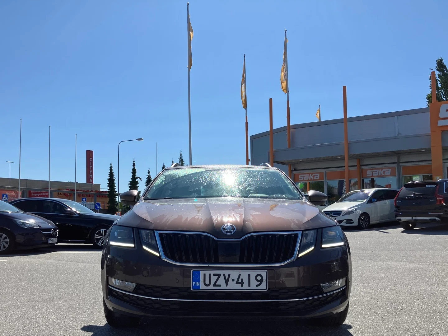 Car Image - ax1kbt9pET5mWjAp3eVt4