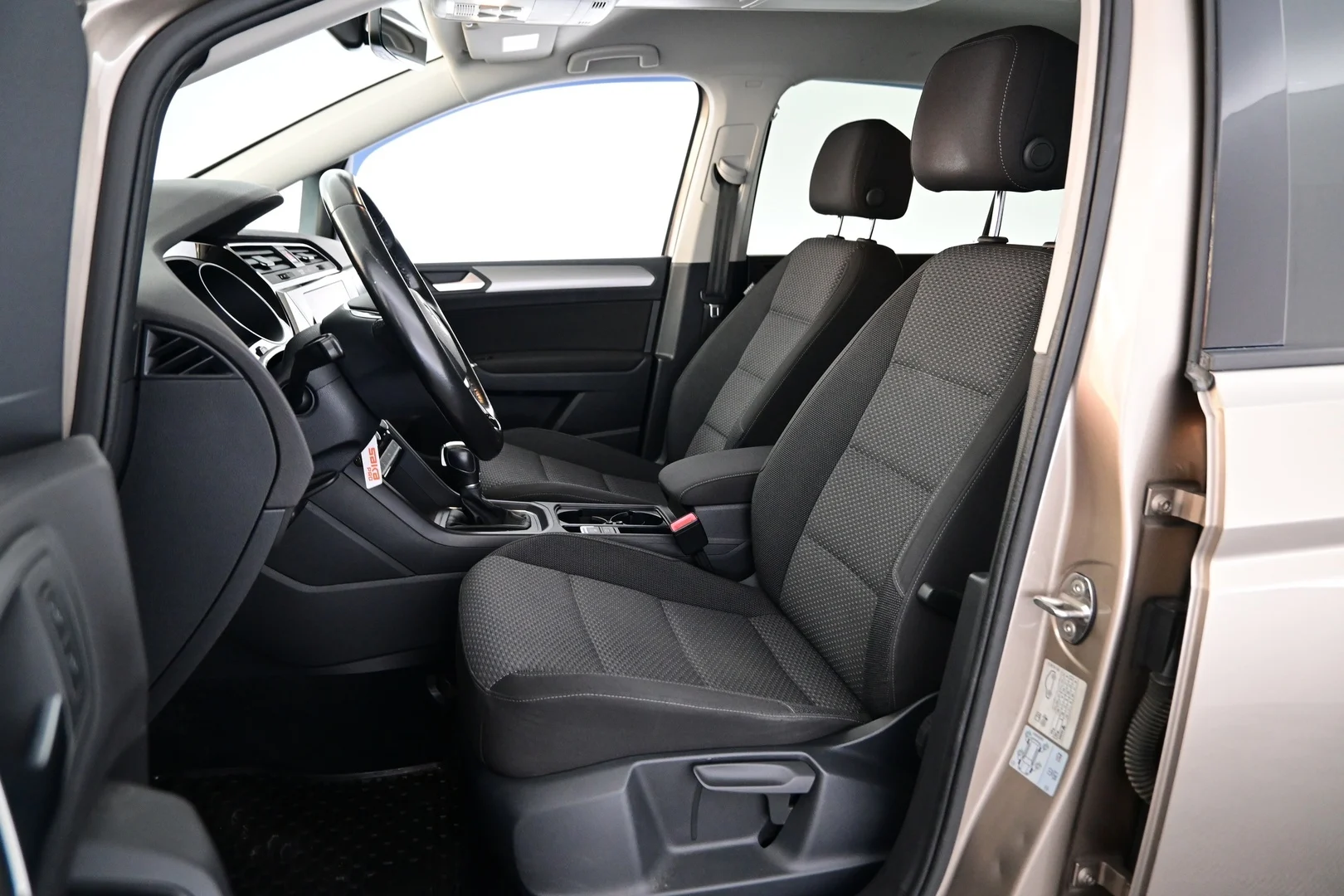 Car Image - 2lT8v6daeNxxO6Q5wbMZiG