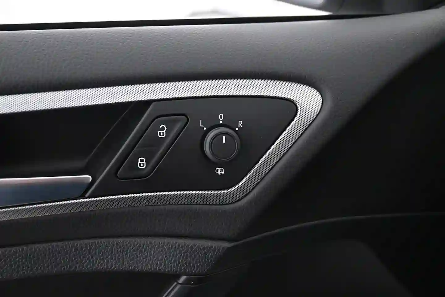 Car Image - 5YxZA9G4IeALDXHZgMwjIO