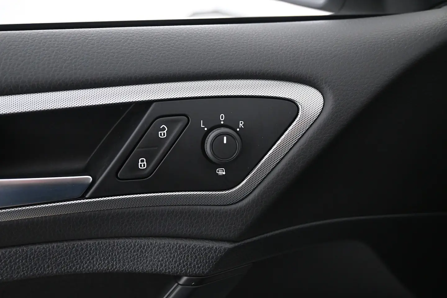 Car Image - 5YxZA9G4IeALDXHZgMwjIO