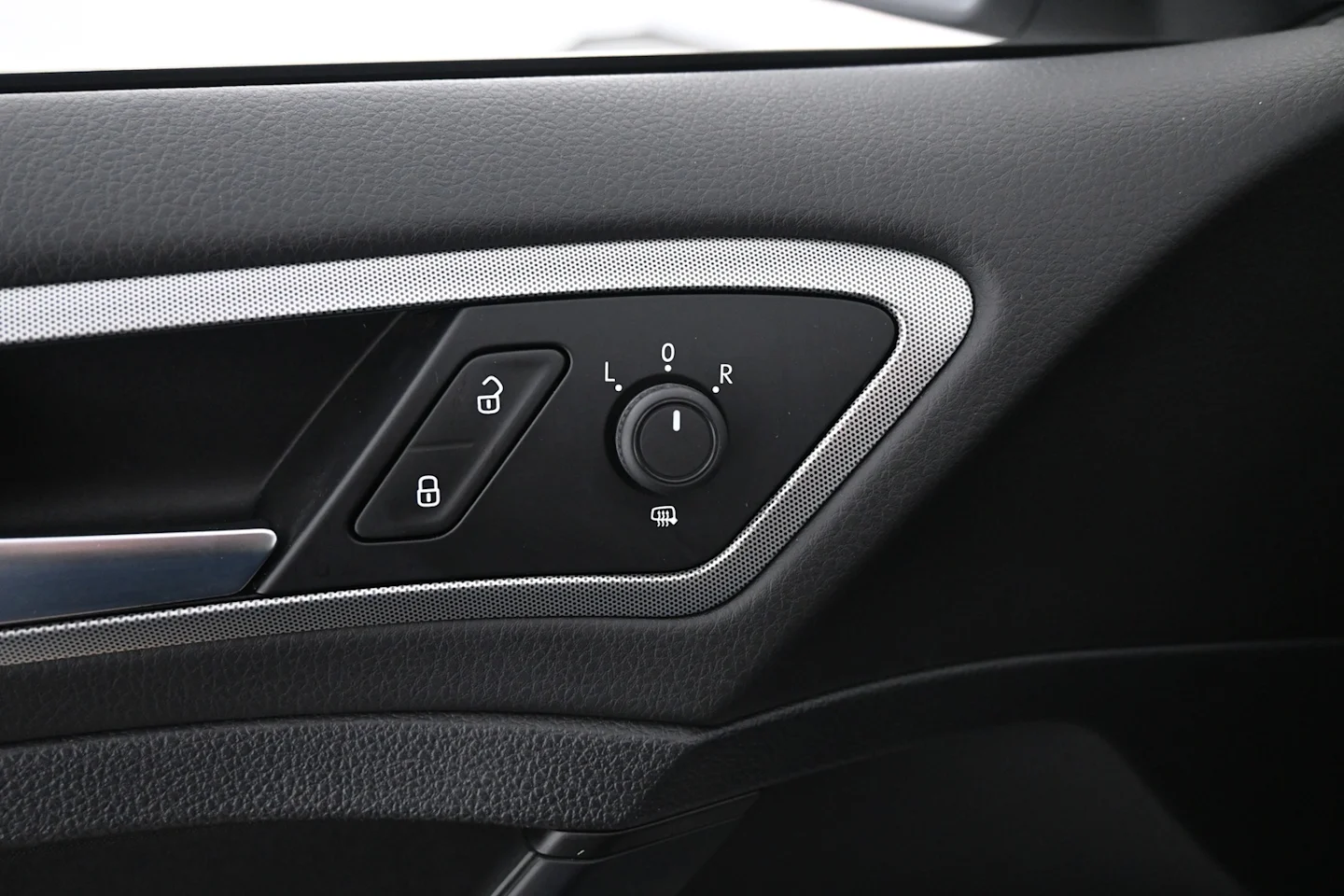 Car Image - 5YxZA9G4IeALDXHZgMwjIO