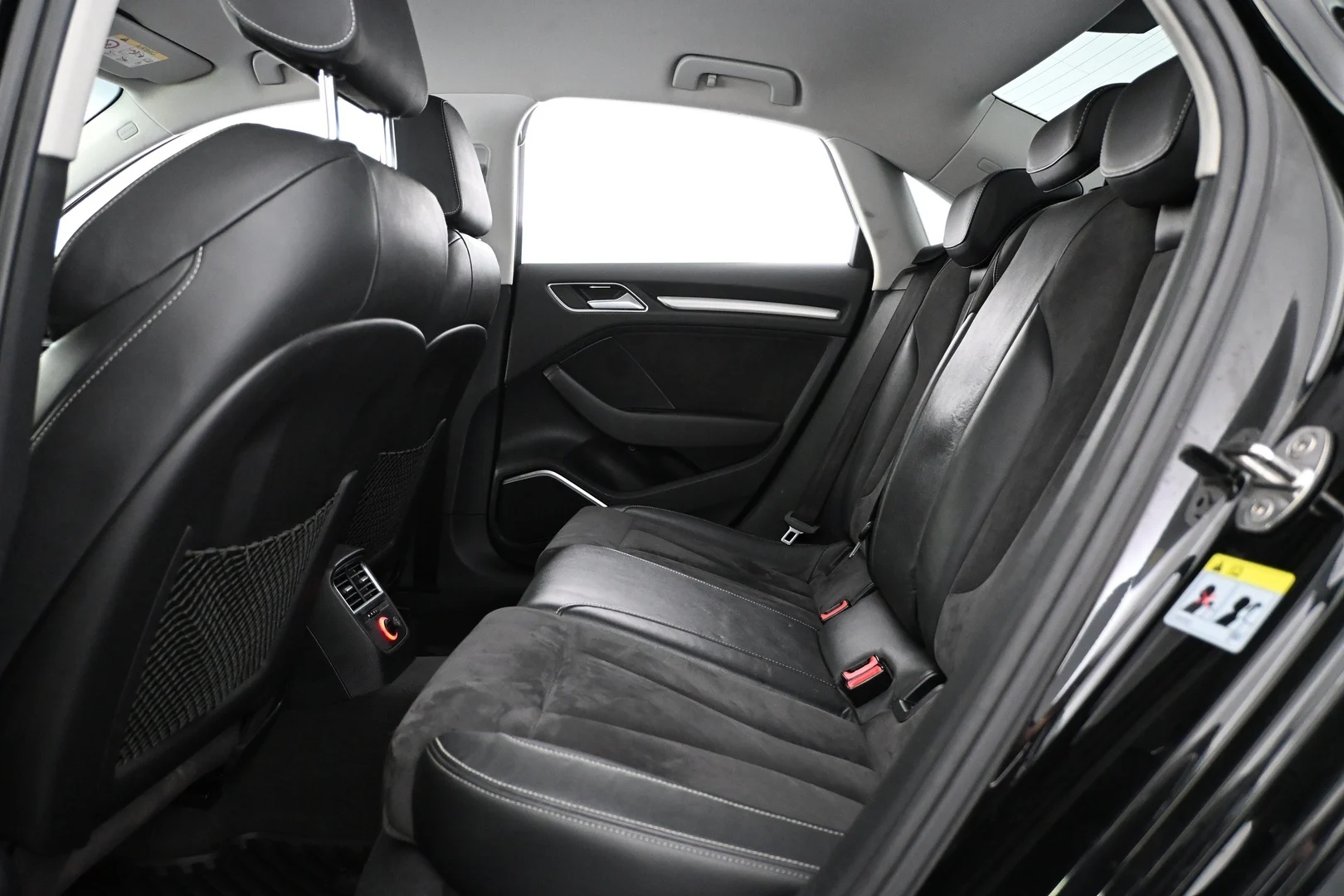 Car Image - ZnHFr1oIEcO2APLem1ijX